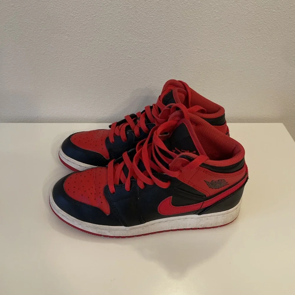 Air Jordan 1 Mid Alternate Bred (2022) DQ8423-060 Black/Red Boys 5Y
